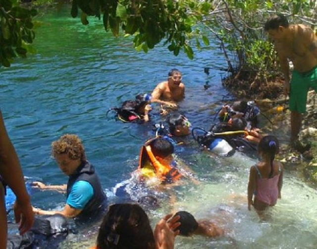 buzos saliendo del cenote